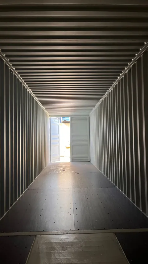 Interior de contenedor Dry 40 pies One Trip con piso fenólico antideslizante