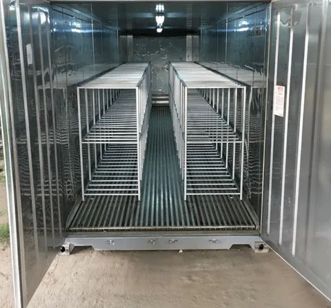 Interior de contenedor Reefer refrigerado, cámara limpia y lista para carga