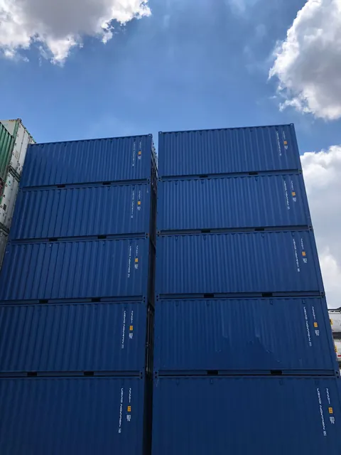 Pila de contenedores Dry 20 pies One Trip azules — stock real en depósito